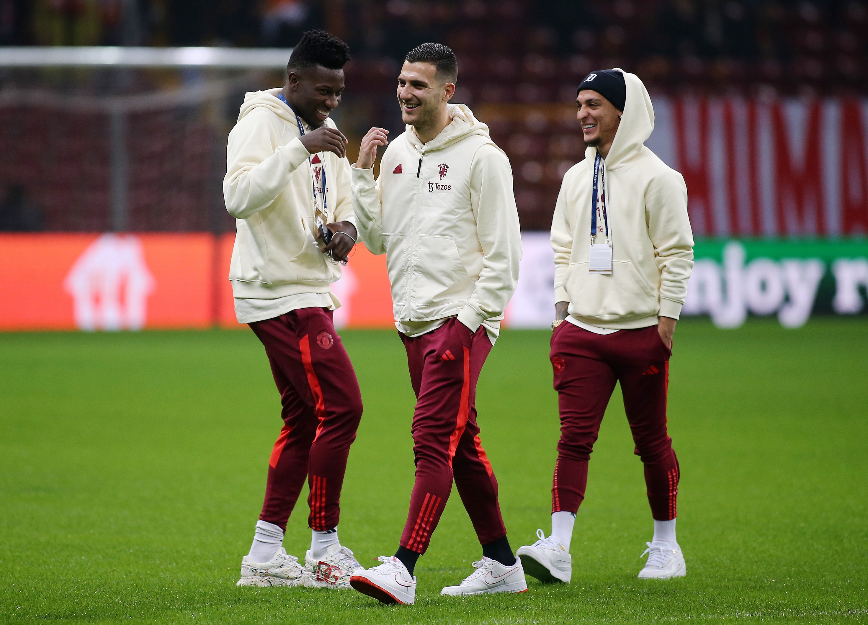 勒沃库森翻盘曼联，阿奎罗高光表现