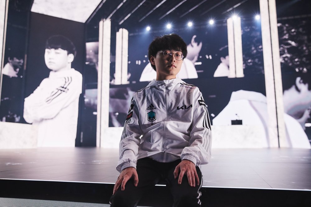 T1完胜EG，ShowMaker送出助攻