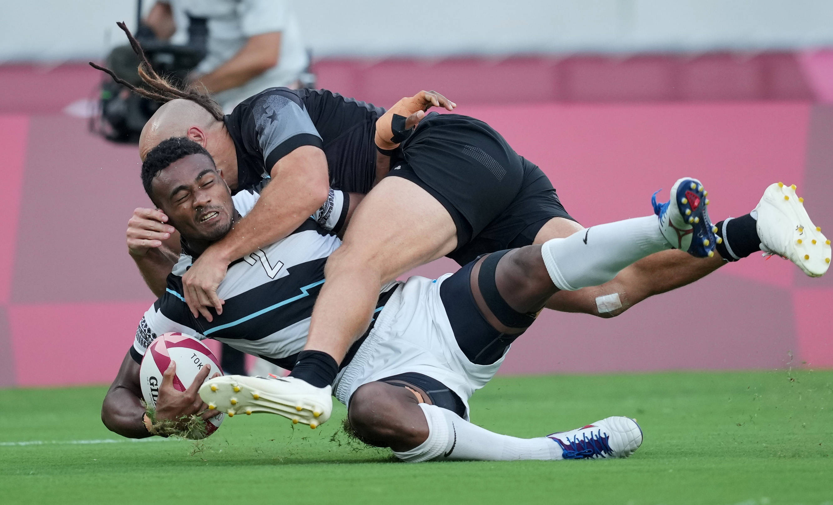 爱游戏APP-橄榄球选手刷新世界纪录，震撼全场