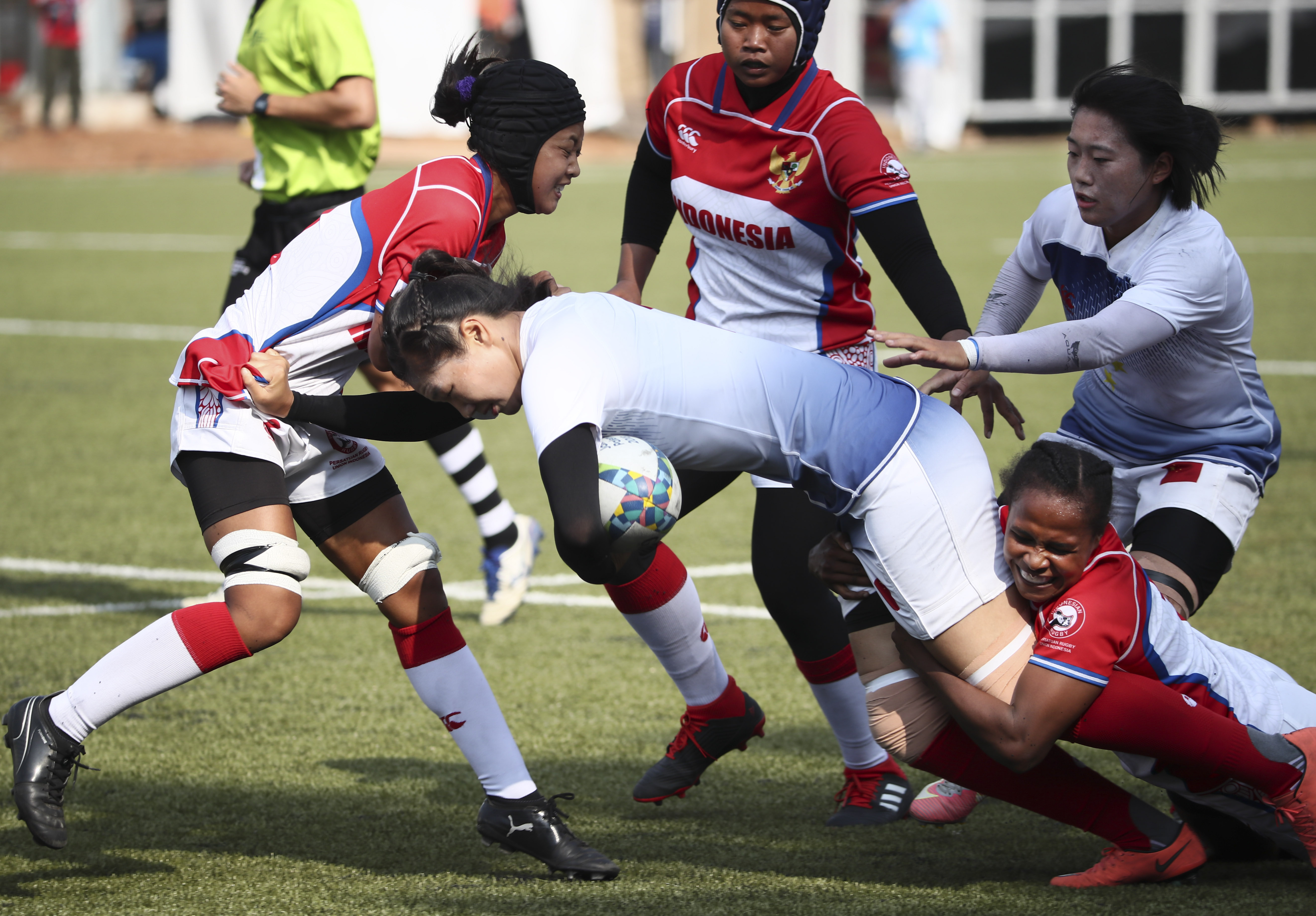 橄榄球选手刷新世界纪录，震撼全场