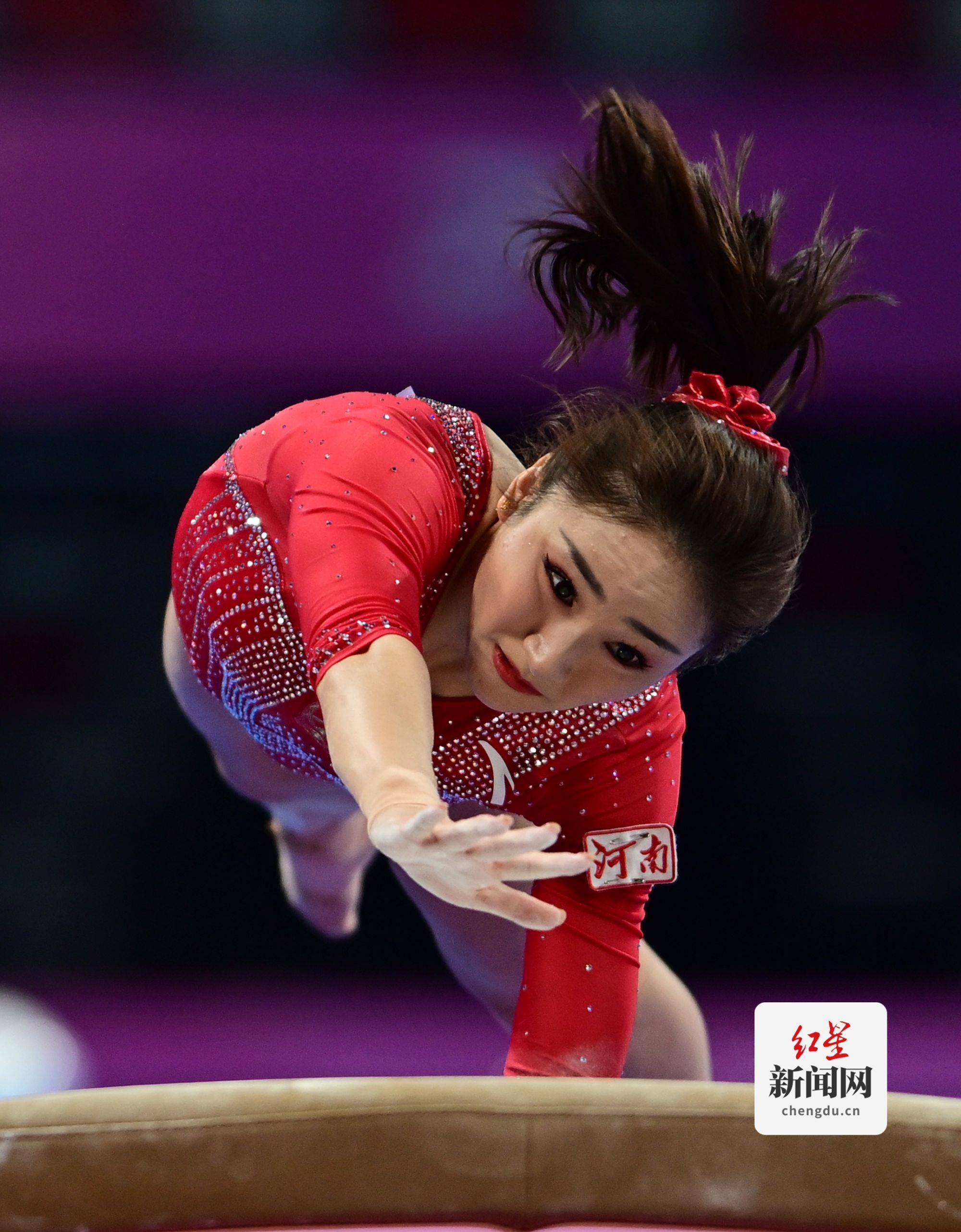 体操球员突破自我，表现堪称完美