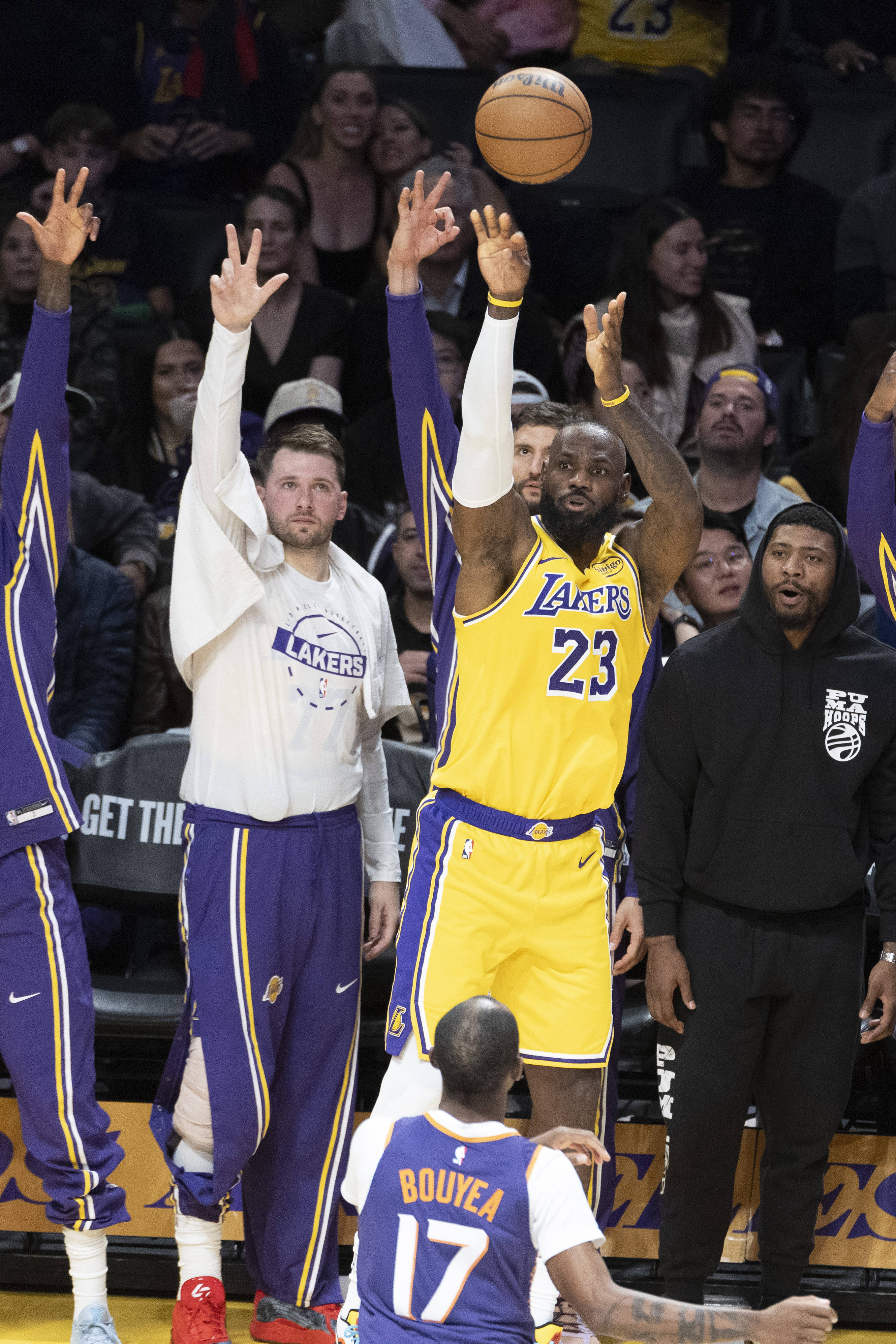 太阳鏖战湖人，郭艾伦点燃赛场